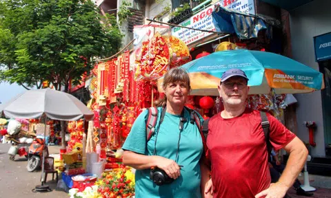 Du khách quốc tế thích thú trải nghiệm không khí Tết ở TPHCM