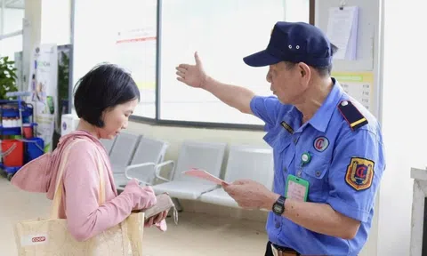 Bảo vệ bệnh viện phát loa hướng dẫn người bệnh, "gây sốt" mạng xã hội