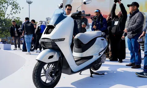Xe máy điện mới của Honda ra mắt VN - pin cố định, cắm sạc ở đầu xe