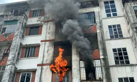 Chung cư giữa khu dân cư đông đúc bất ngờ bốc cháy