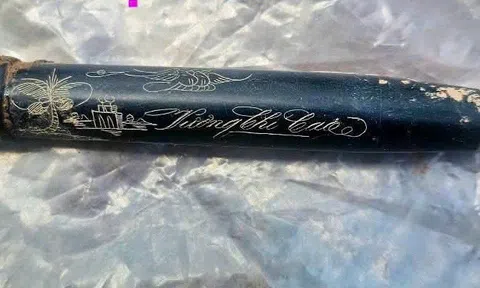 Phát hiện cây bút có khắc tên chôn cùng hài cốt liệt sĩ