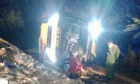 Xe khách lao xuống cống, lật nghiêng khiến 4 người tử vong