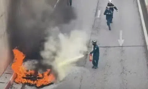 Xe ô tô Audi bốc cháy ngùn ngụt tại hầm chui