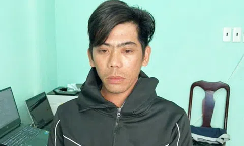 Nam thanh niên bị chém suýt chết vì treo 2 cây dao trên xe máy