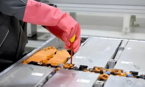 Trung Quốc siết quy định tái chế pin xe điện