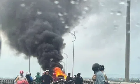 VIDEO: Nhiều người dân đứng xem xe ô tô cháy ngùn ngụt trên cầu