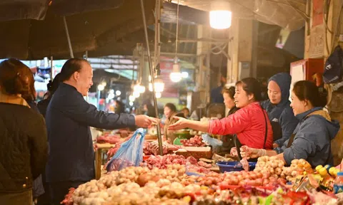 Cục trưởng đi kiểm tra hàng Tết, trực tiếp mua sản phẩm tại chợ