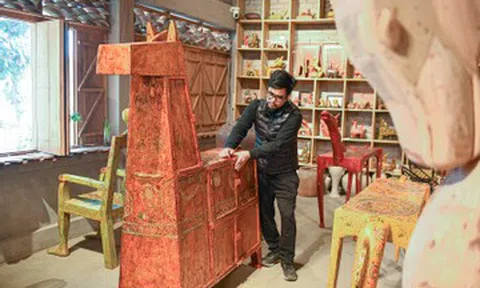 Khách Đà Nẵng chi 400 triệu săn bàn ghế sơn mài hình ngựa ở Hà Nội