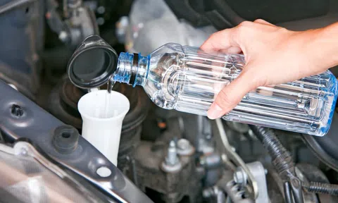 Có nên dùng nước máy để thay thế nước rửa kính ôtô?