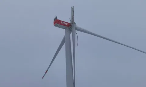 Cánh turbine điện gió “treo lơ lửng” ở độ cao 160 mét gây lo lắng