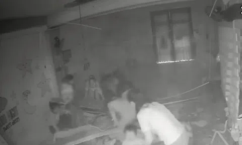 Trần thạch cao đổ sập đè trúng nhiều trẻ mầm non đang ngủ