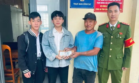 Hai nam sinh nhờ công an tìm người đánh rơi chiếc ví chứa số tiền lớn