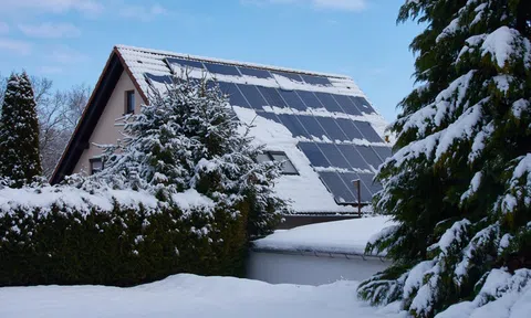 Bất ngờ với khả năng của tấm pin năng lượng mặt trời trong mùa mưa tuyết