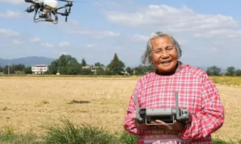 Cụ bà U90 điều khiển máy bay không người lái, bán gạo online gây xôn xao