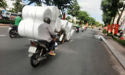 Xe máy "làm xiếc" đẩy xích lô