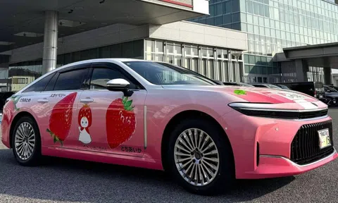 Bí ẩn đằng sau chiếc Toyota Crown màu hồng