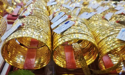 Giá vàng miếng SJC chạm mốc 176,5 triệu đồng/lượng, bạc Phú Quý vượt 111 triệu đồng/kg