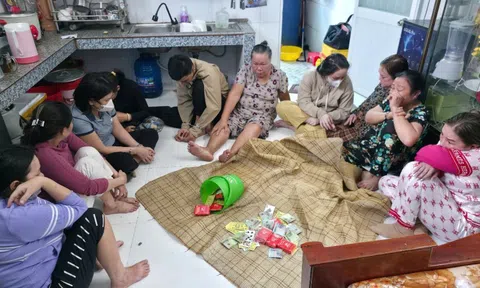 Bắt quả tang 9 “quý bà” cùng 1 ông đang đánh bài binh 6 lá