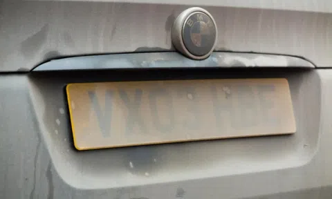 Chạy xe để biển số bẩn trên thế giới - nơi phạt nặng, nơi bắt lau sạch