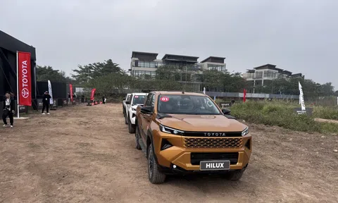 Hilux mới mở màn 2026, thị trường xe bán tải sắp đổi ngôi?