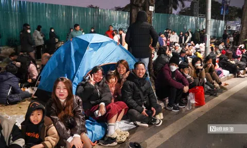 Người dân háo hức đi xem màn pháo hoa lớn nhất lịch sử mừng Đại hội Đảng