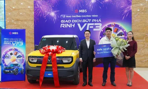 Chứng khoán MB “chơi lớn”: Khách hàng bay 2.000km ra Hà Nội nhận “xế hộp”, tung ưu đãi “All-in” chiều lòng người mới