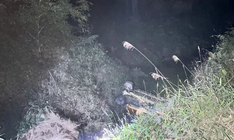 Xe bán tải lao xuống suối sâu lật ngửa, 2 người tử vong, 2 người bị thương