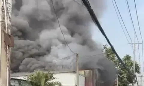 Cháy nhà dân ở TPHCM, khói đen bao trùm một khu vực