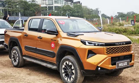 Toyota Hilux 2026 bản cao nhất giá 903 triệu đồng trông thế nào?
