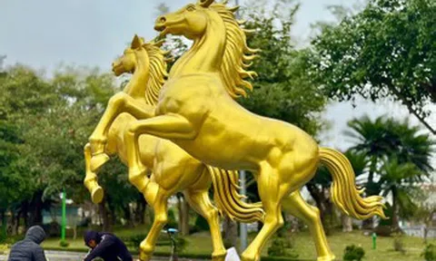 Linh vật ngựa mạnh mẽ tung vó tại Lạng Sơn trước thềm tết Bính Ngọ