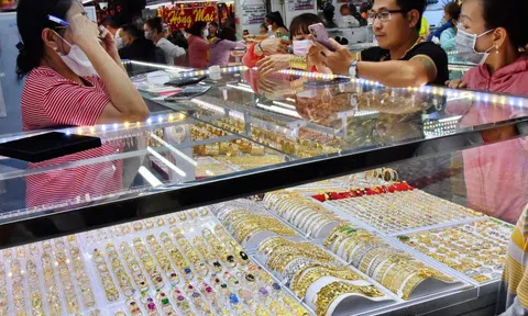 Giá vàng hôm nay 3-2: Tiếp tục lao xuống