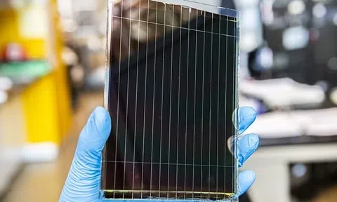 Hiệu suất đáng kinh ngạc của pin năng lượng mặt trời mini làm từ “vật liệu kỳ diệu”