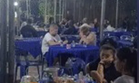 Đi qua đám tang, khách Tây tưởng nhà hàng liền vào gọi đồ và cái kết