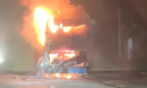 Xe khách biển số TPHCM chở 9 người bốc cháy ngùn ngụt trên đường tránh