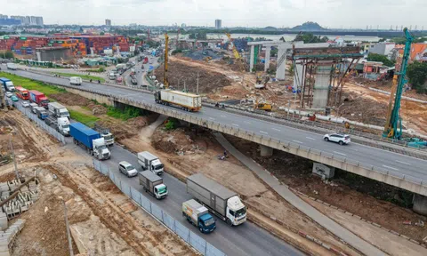 Cầu vượt Tân Vạn thử nghiệm phân luồng