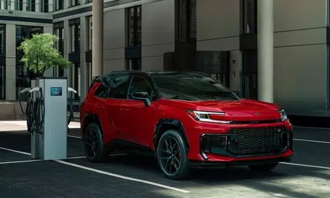 Xe Toyota lại bị 'bia kèm lạc'