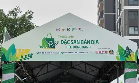 Du khách hào hứng trải nghiệm tinh hoa nông sản Việt tại một phiên chợ đặc biệt