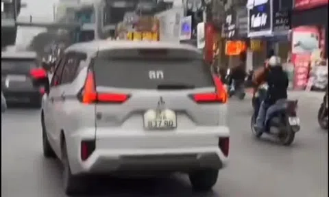 Xác minh ô tô có bảng đèn LED hiện dòng chữ xúc phạm công an