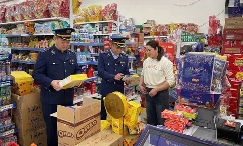 Kiểm soát chặt thực phẩm từ chợ, quán ăn đến bán online dịp Tết