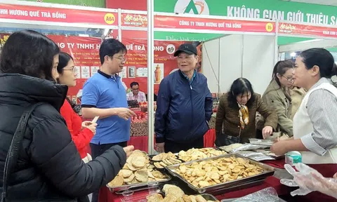 Đặc sản 3 miền tràn ngập hội chợ Tết, người Hà Nội nườm nượp mua sắm
