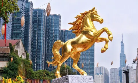 Trung tâm TP HCM rộn ràng sắc xuân với hàng loạt linh vật ngựa