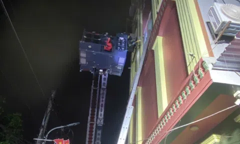 Cháy quán cà phê, 15 người được giải cứu