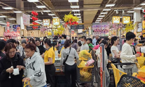Cận Tết, các siêu thị lớn tại TPHCM đông nghịt khách ngày cuối tuần