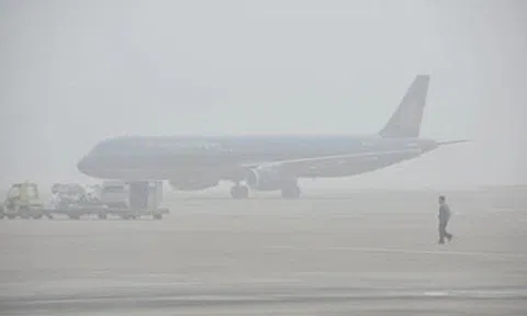 Sương mù bao phủ miền Bắc ảnh hưởng đến các chuyến bay Tết