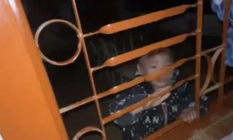 Xôn xao video học sinh lớp 1 bị cô giáo bỏ quên trong lớp học khóa cửa