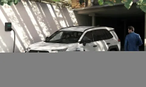 'Bản sao' Toyota RAV4 ra mắt thế hệ mới - SUV Suzuki chạy xăng cắm sạc