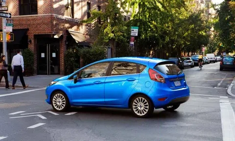 Đại lý muốn bán sedan, Ford kiên quyết nói không