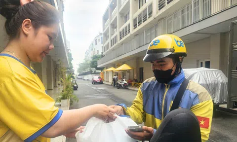 Tài xế xe công nghệ "đếm tiền mỏi tay" những ngày cận Tết