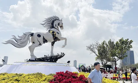 CLIP: Độc đáo linh vật ngựa bên sông Hàn, tấp nập người đến xem