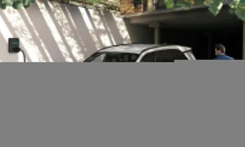 'Bản sao' Toyota RAV4 ra mắt thế hệ mới - SUV Suzuki chạy xăng cắm sạc